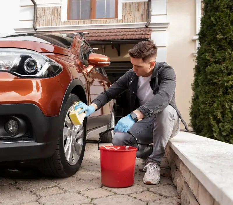 Lavage auto à domicile Moissac-Bellevue : professionnel intervenant sur un véhicule